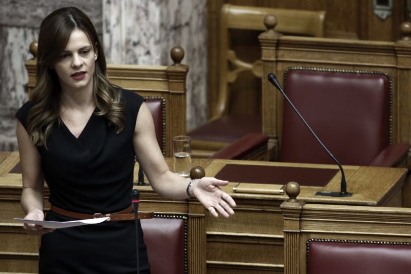 Αχτσιόγλου: «Εφόσον εκλεγώ, ο ΣΥΡΙΖΑ θα φέρει σχέδιο νόμου για 35ωρο χωρίς μείωση μισθού»