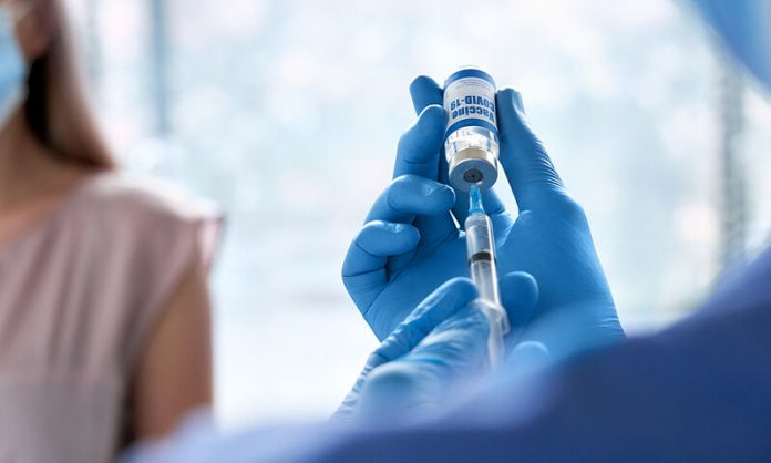Κορωνοϊός: Άνοιξε η πλατφόρμα των ραντεβού για την 4η δόση του εμβολίου – Ποιους αφορά