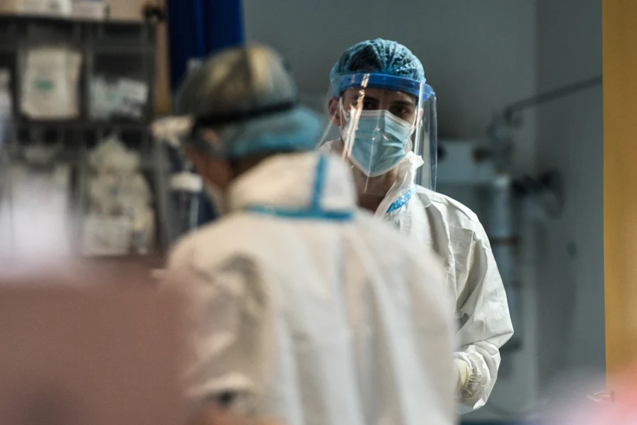 Kαμπανάκι κινδύνου για την Όμικρον 5 από Καπραβέλο: «Προσβάλλει το κατώτερο αναπνευστικό»