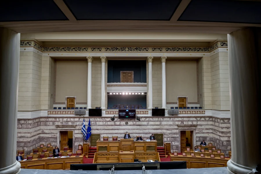 Αλλαγές στο πλαίσιο της ΕΥΠ – «Ανοίγει» η Βουλή στις 22 Αυγούστου για την υπόθεση των παρακολουθήσεων