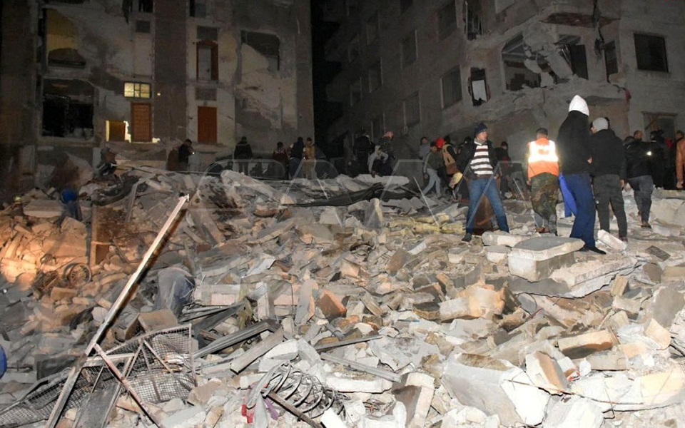 Σεισμός στην Τουρκία: Εκατοντάδες νεκροί και χιλιάδες τραυματίες – Μεγάλες καταστροφές και στη Συρία