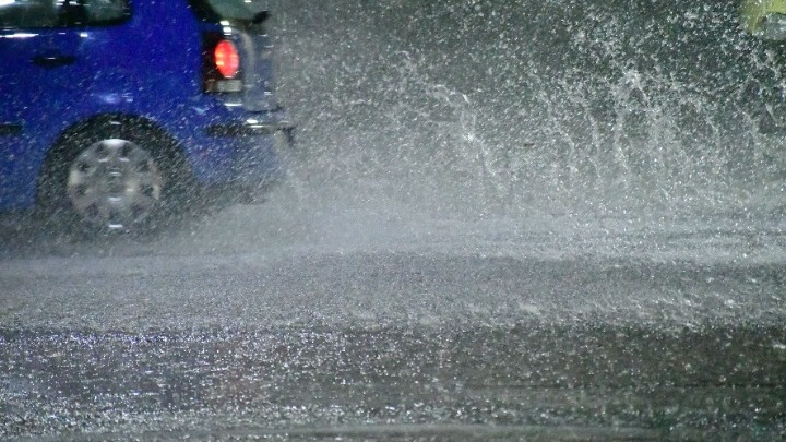 Καιρός: Καταιγίδες τις επόμενες ώρες στην Αττική – Πλημμύρισαν οι δρόμοι σε Καρδίτσα και Πήλιο