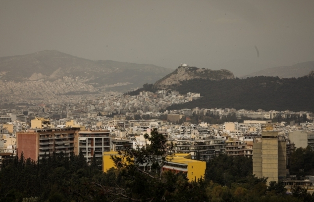 «Καταιγίδα» από αφρικανική σκόνη – Πότε φεύγει, γιατί είναι πλέον επικίνδυνη