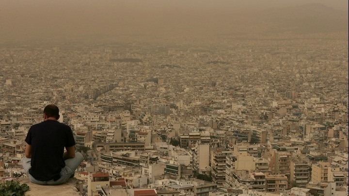 Κορυφώνεται η μεταφορά σκόνης από τη Σαχάρα- Συστάσεις για την προστασία της υγείας από την Ελληνική Πνευμονολογική Εταιρεία