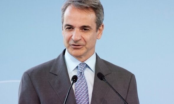 πρωθυπουργός Κυριάκος Μητσοτάκης μπροστά σε μικροφωνο