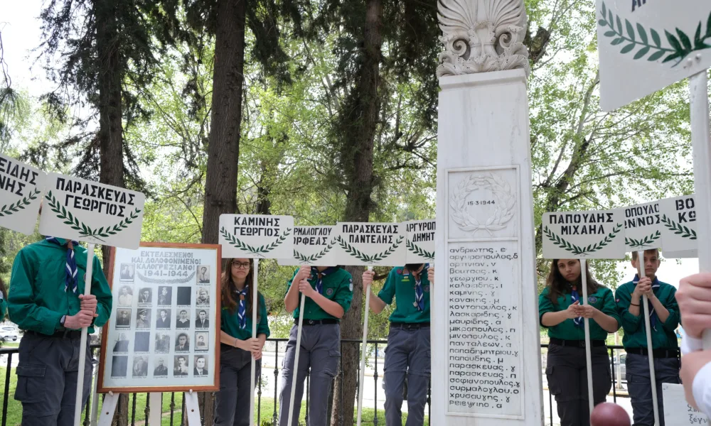 Πρόσκοποι κρατούν πινακίδες για το Μπλόκο της Καλογρέζας