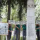 Πρόσκοποι κρατούν πινακίδες για το Μπλόκο της Καλογρέζας