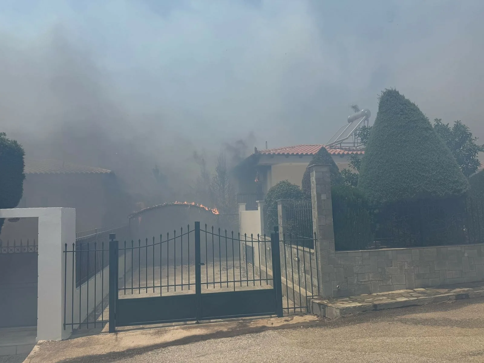 Συγκλονιστικές εικόνες από τη μεγάλη φωτιά που μαίνεται στην Παλαιά Φώκαια