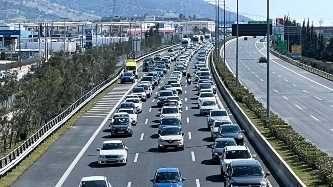 Μποτιλιάρισμα στην Αττική: Καθυστερήσεις σε Κηφισό, κέντρο και Αττική Οδό λόγω βλάβης φορτηγού