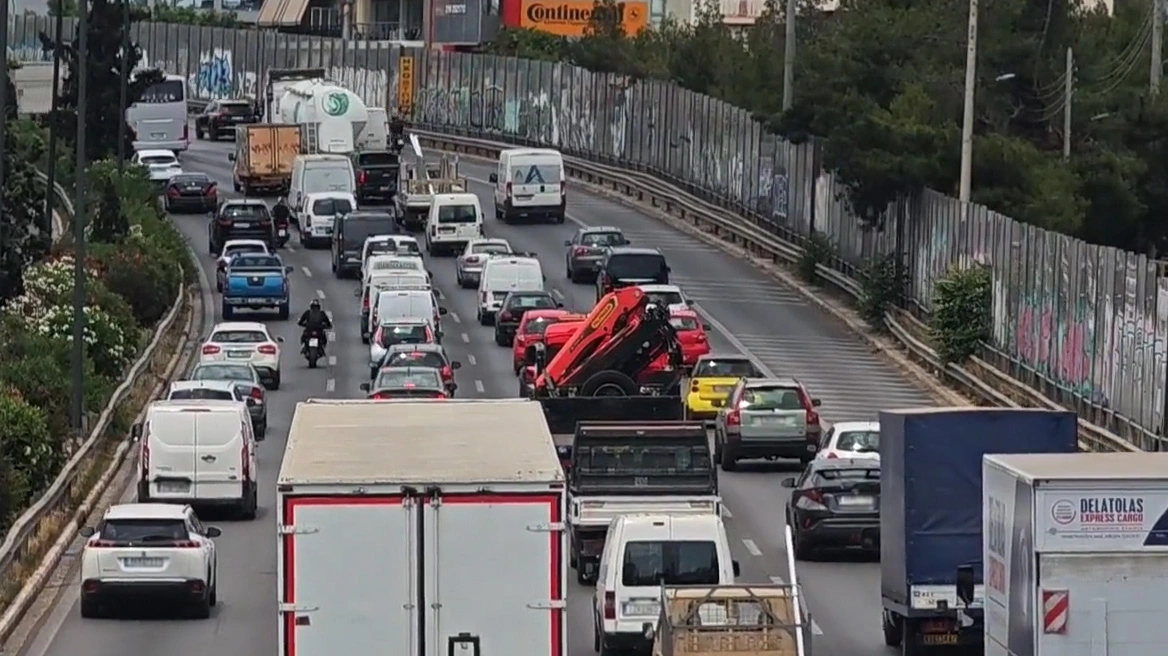 Μποτιλιαρίσματα και καθυστερήσεις στο οδικό δίκτυο της Αθήνας το μεσημέρι της Δευτέρας