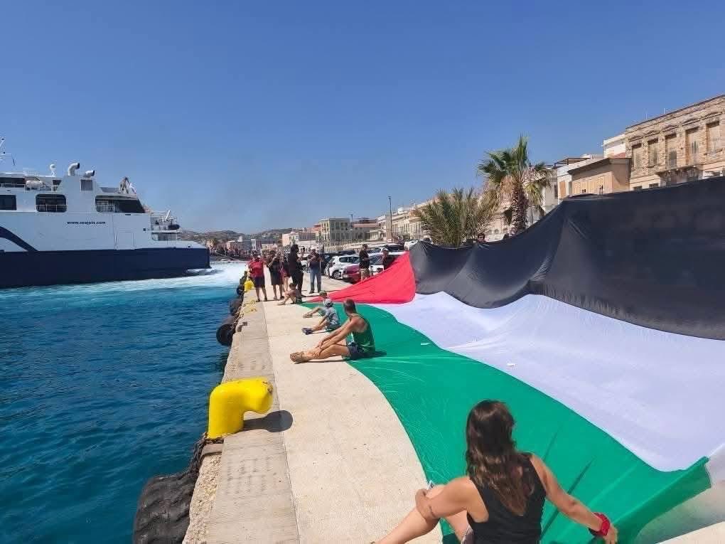 Διαμαρτυρία για τη Γάζα στη Σύρο, λιμάνι